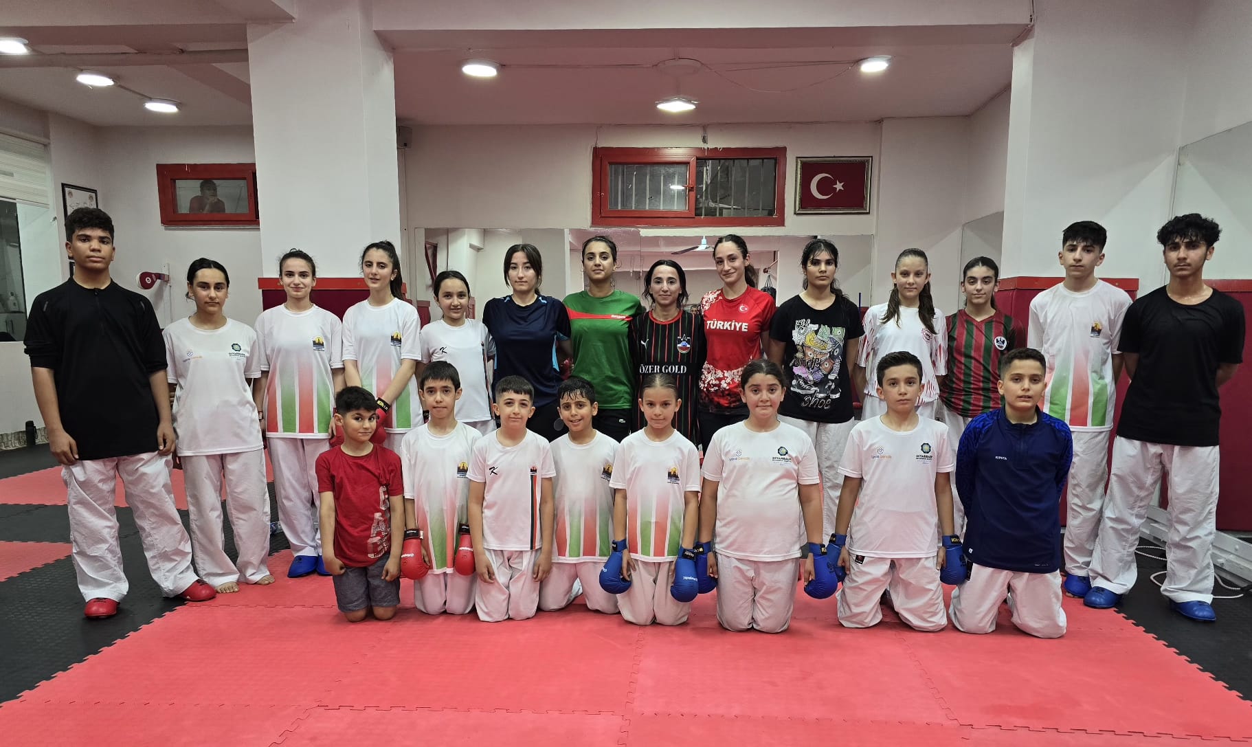 Türkiye Karate Şampiyonu Kızılaslan, ayağının tozuyla miniklerle buluştu