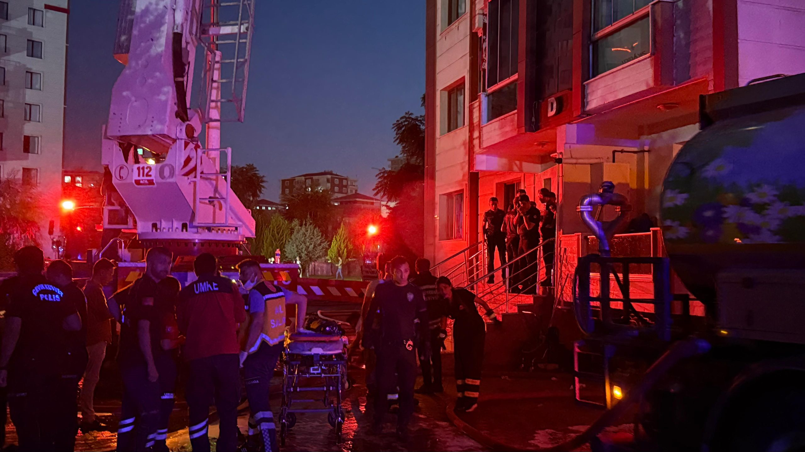 Diyarbakır'da 13 katlı binada çıkan yangında 3 kişi hayatını kaybetti