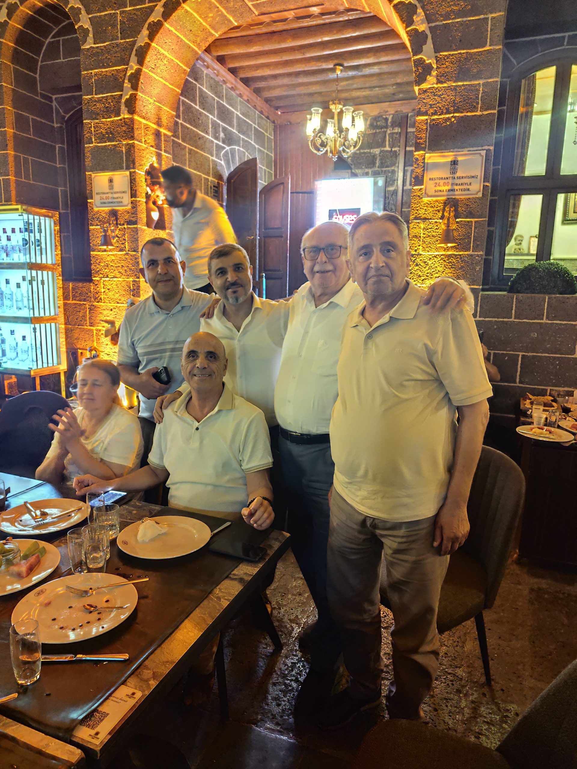 aDiyarbakır’da 38 yıl sonra buluştular: Bedri Ayseli  geceye renk kattı