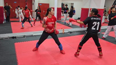 Türkiye Karate Şampiyonu Kızılaslan, ayağının tozuyla miniklerle buluştu