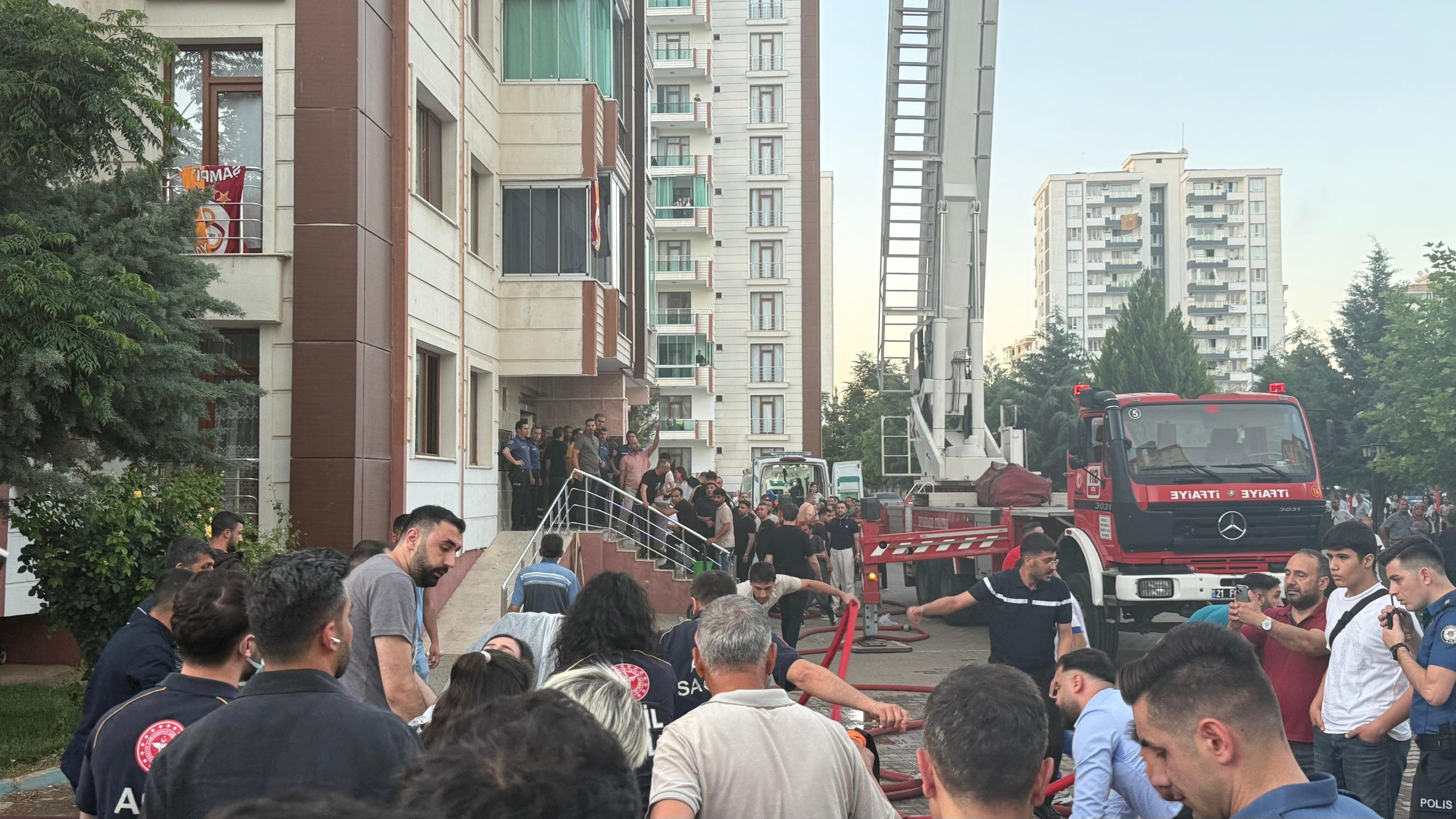Diyarbakır'da 13 katlı binada çıkan yangında 3 kişi hayatını kaybetti