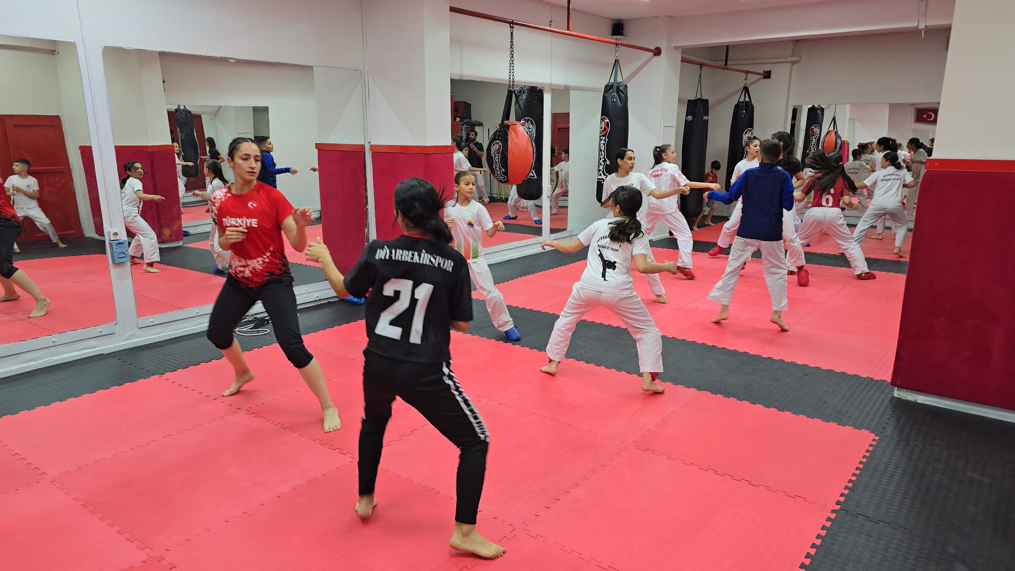 Türkiye Karate Şampiyonu Kızılaslan, ayağının tozuyla miniklerle buluştu