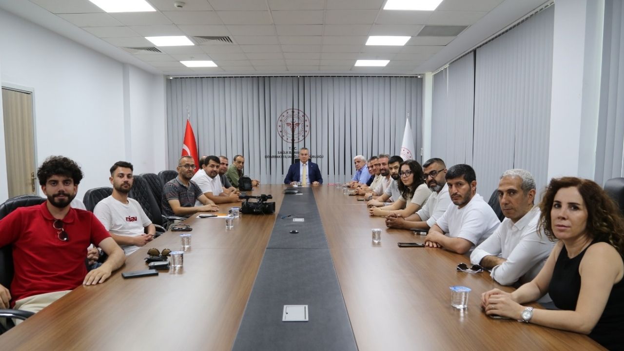 aDiyarbakır İl Sağlık Müdürü Emre Asiltürk gazetecilerle bir araya geldi; ‘Sorunlara anlık çözüm bulacağız’