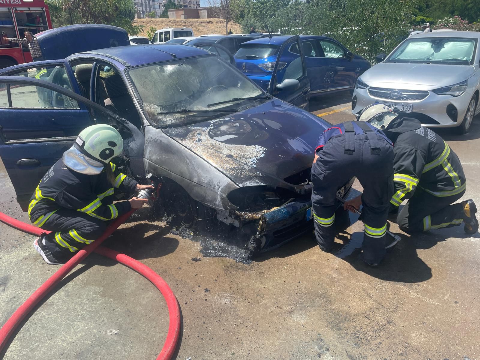 Diyarbakır’da hastane otoparkında otomobil yangını