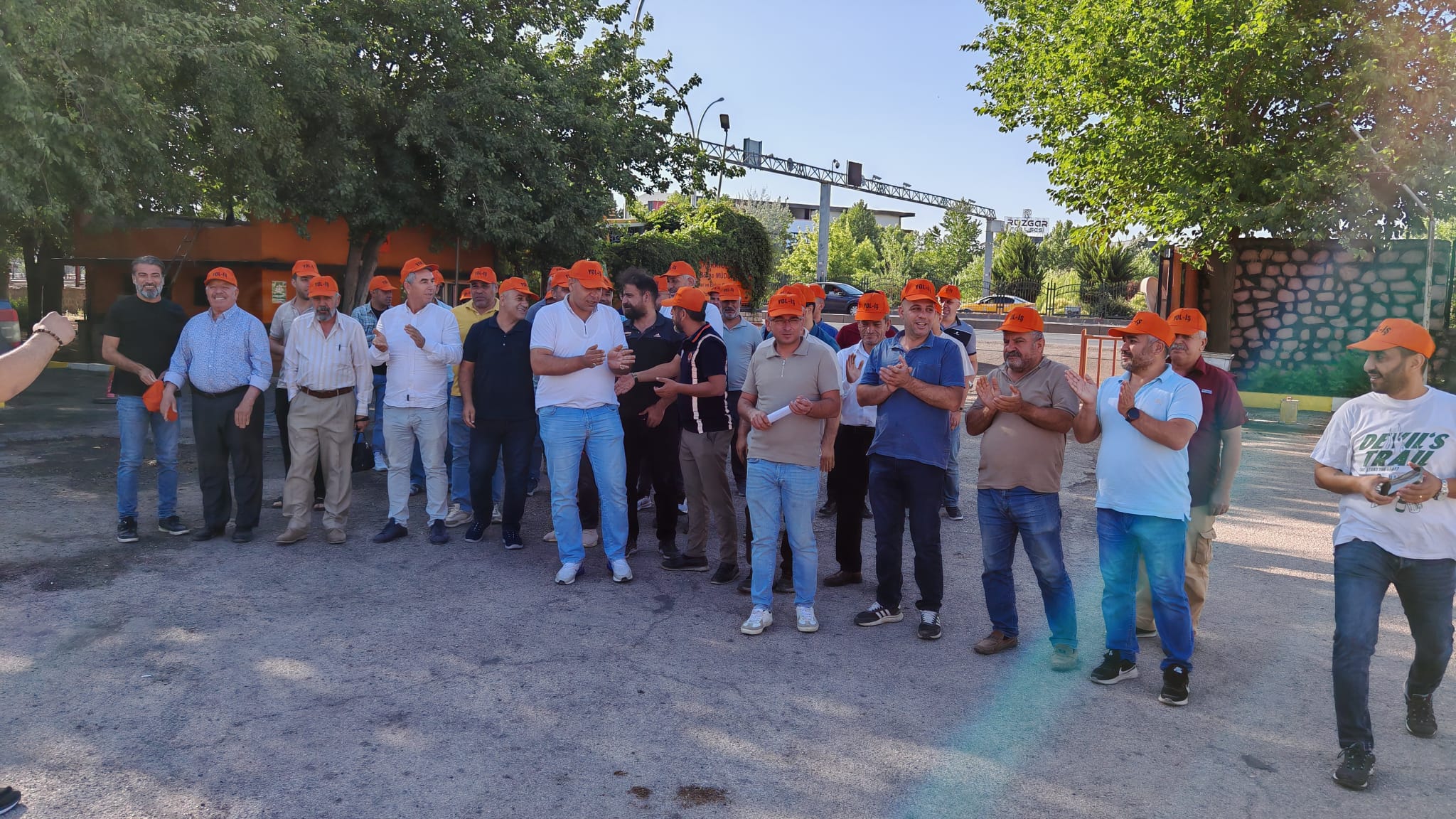 Diyarbakır’da kamu işçileri eylem yaptı 'Ne siz o teklifi verin  ne biz duymuş olalım'