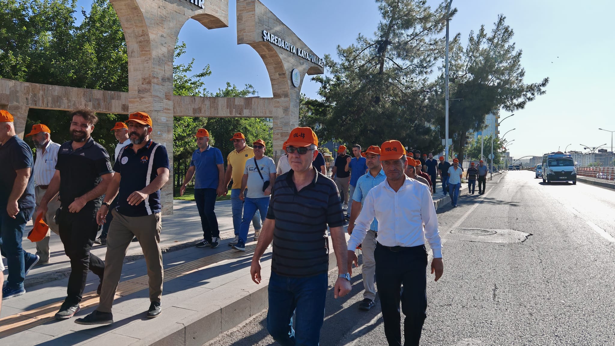 Diyarbakır’da kamu işçileri eylem yaptı 'Ne siz o teklifi verin  ne biz duymuş olalım'