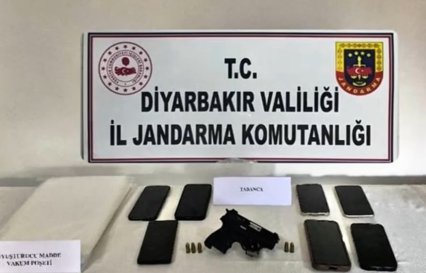 Diyarbakır’da kargo şirketi görünümünde uyuşturucu sevkiyatı yapanlara operasyon!
