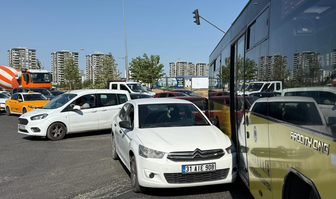 Halk otobüsü ile otomobilin çarpıştığı maddi hasarlı kazada trafik felç oldu Diyarbakır'ın merkez Yenişehir ilçesinde