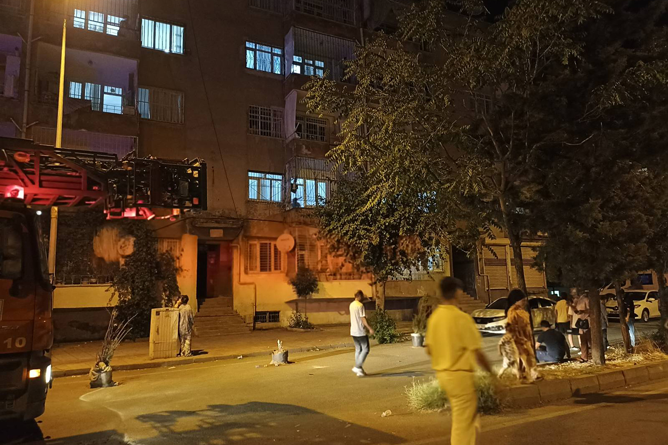 Diyarbakır'da binanın sallandığı iddiası paniğe neden oldu