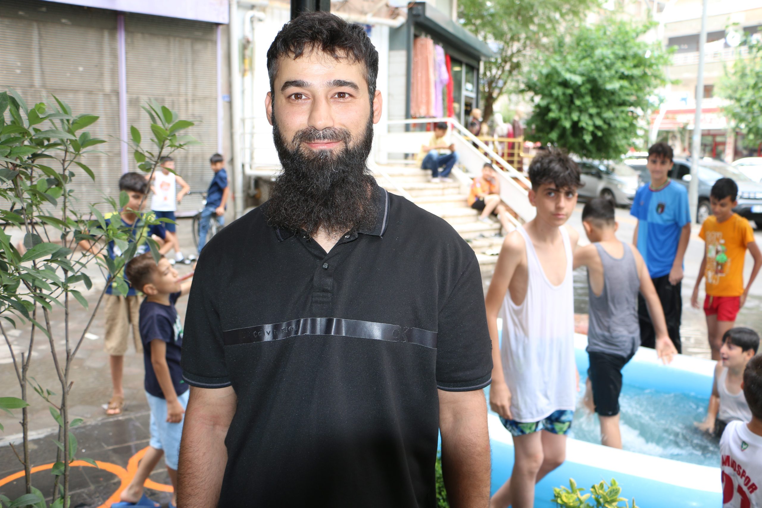 Diyarbakırlı esnaf sıcaktan bunalan çocuklara şişme havuz açtı