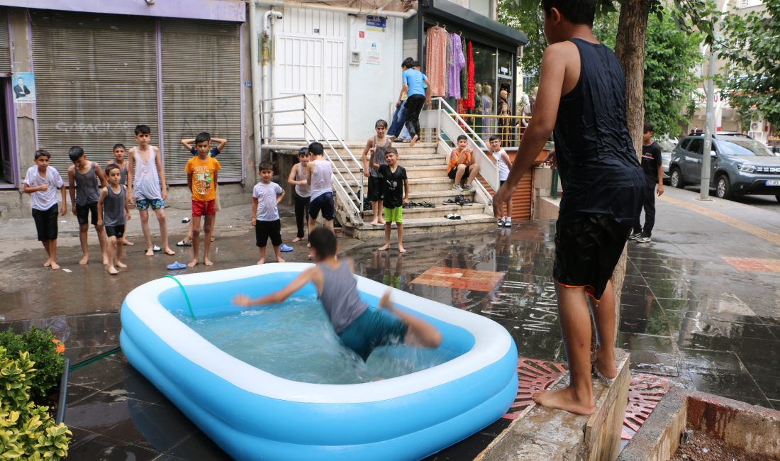 Diyarbakırlı esnaf sıcaktan bunalan çocuklara şişme havuz açtı Hava sıcaklıklarının 45 derecenin