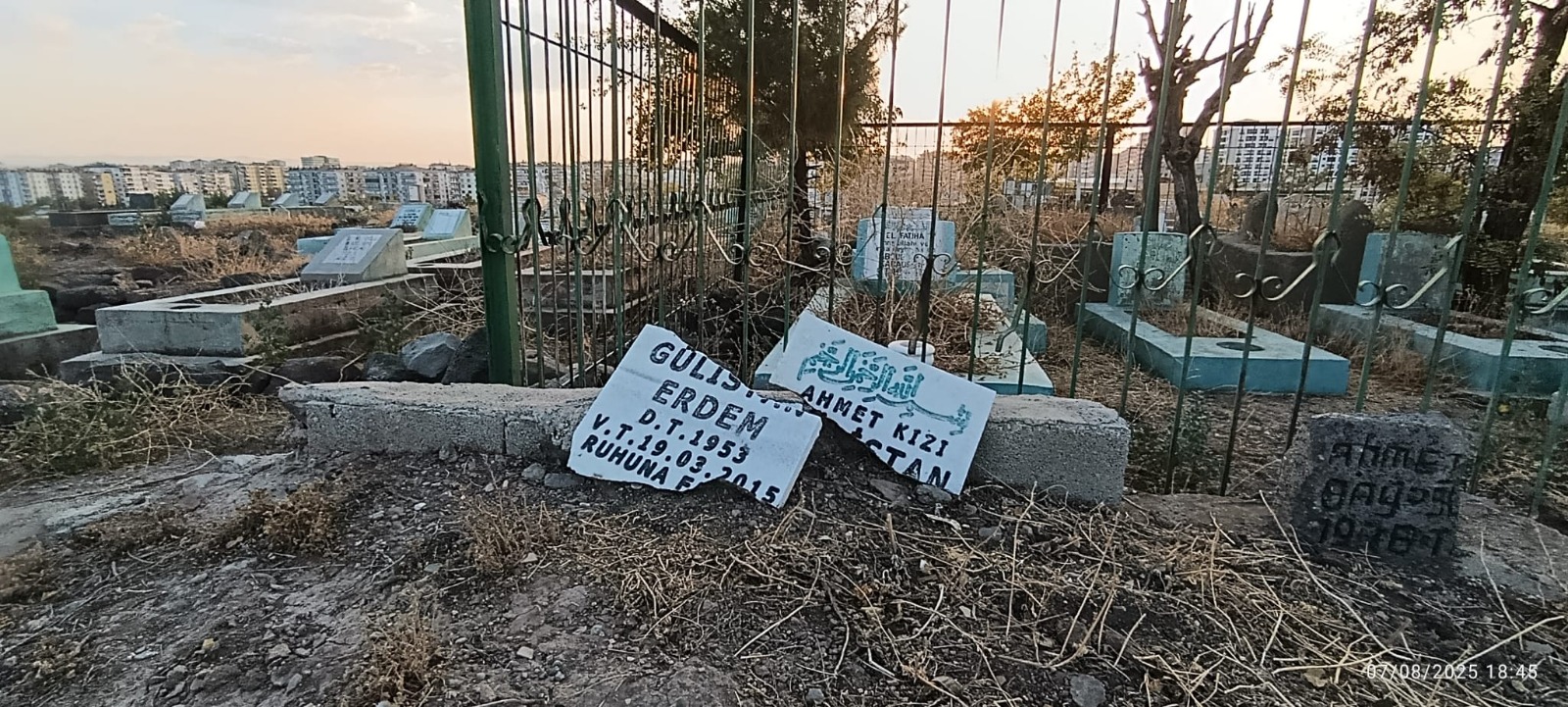 Peyas Mezarlığı'ndaki tahribata vatandaşlar isyan etti; Bu nasıl vicdansızlık?