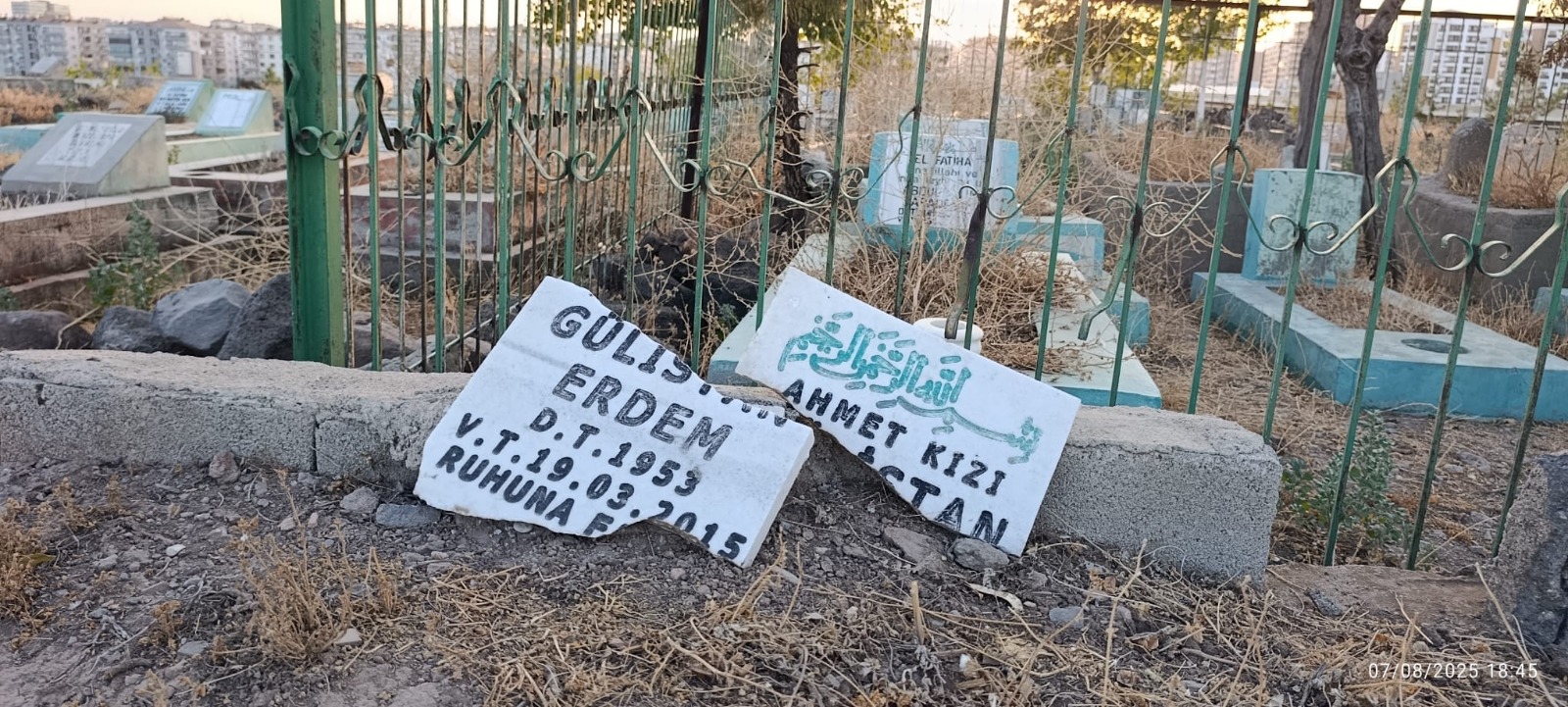 Peyas Mezarlığı’ndaki tahribata vatandaşlar isyan etti;  Bu nasıl vicdansızlık?