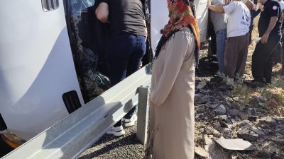 Diyarbakır’da minibüs devrildi: 1 ölü, 15 yaralı