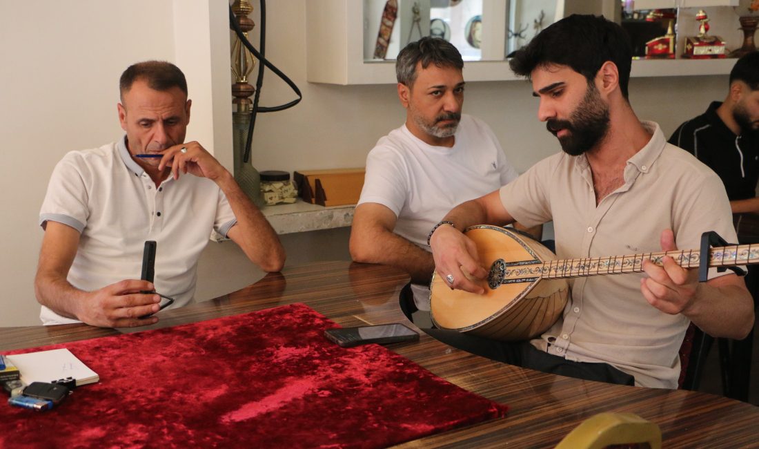 Sıcaklardan bunalan vatandaşlar klimalı ortamlarda sazlı türkülü zaman geçiriyor Diyarbakır'da sıcakların artmasıyla birlikte