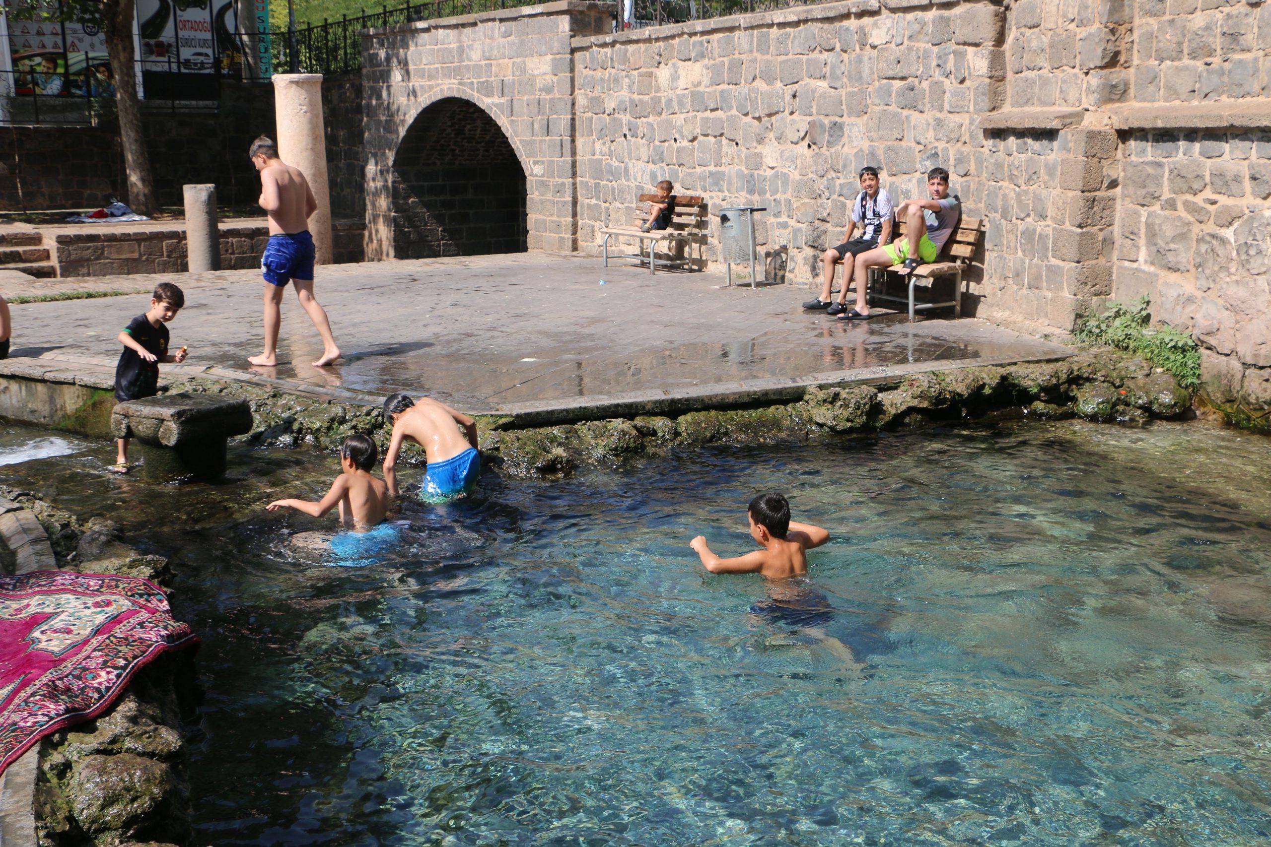 Diyarbakırlı çocuklar yataktan kalkıp süs havuzuna koşuyor
