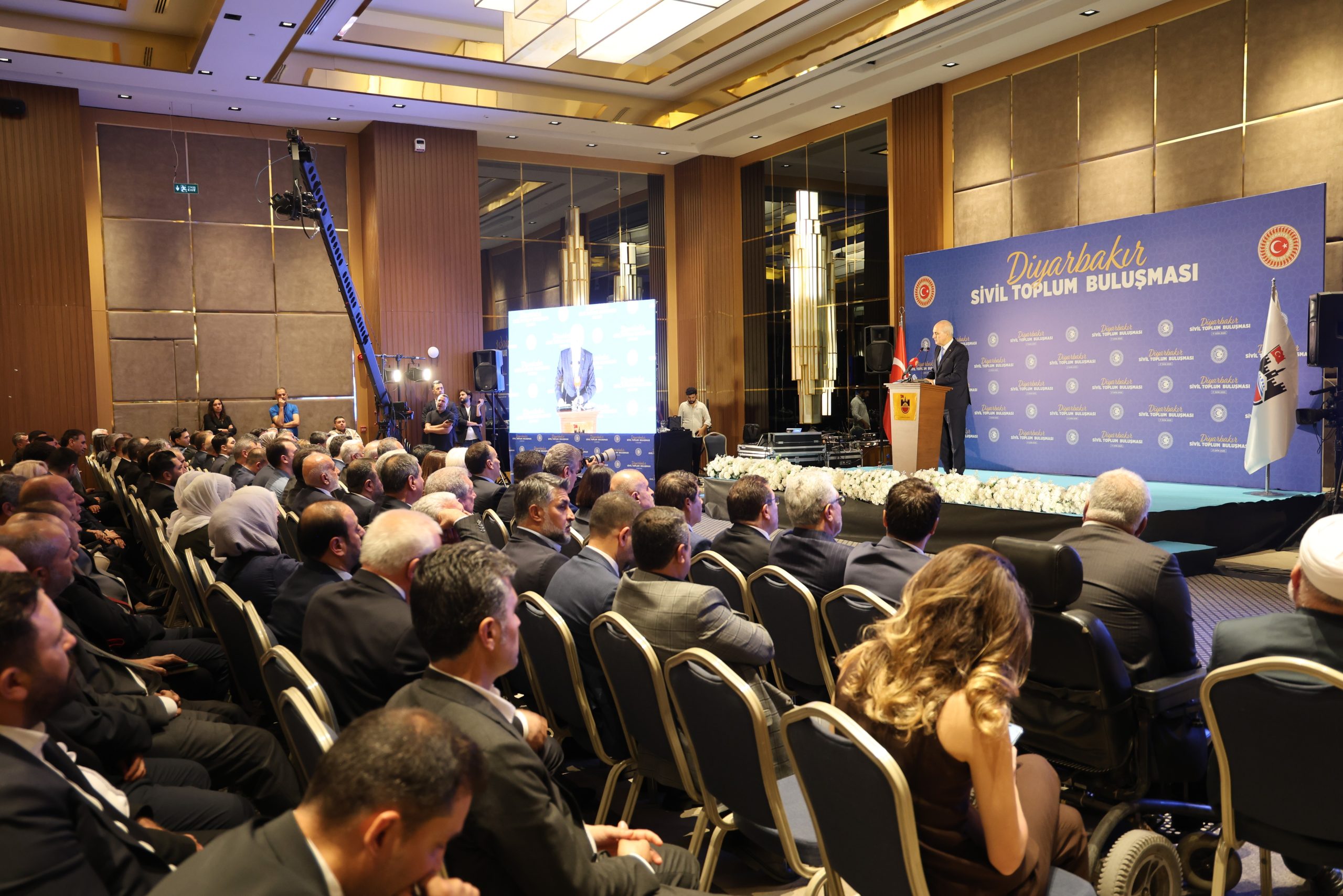 "Belki de insanlık tarihinin en önemli kırılma noktalarından birisinden geçiyoruz"